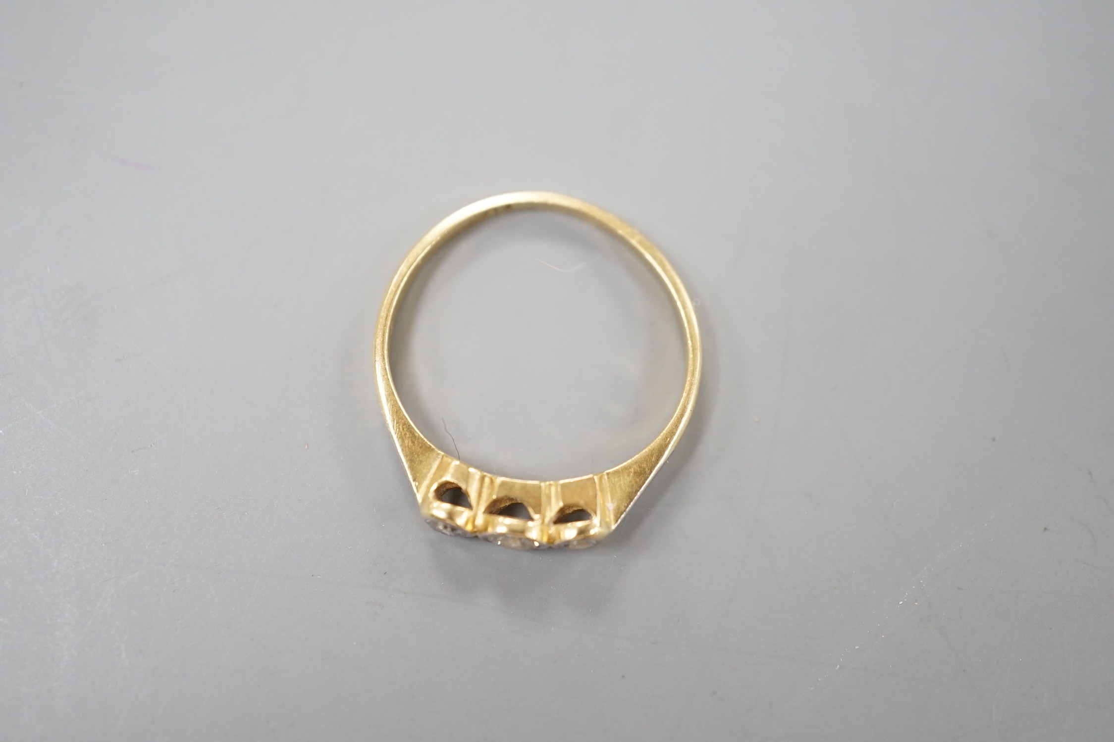 A yellow metal, Plat and collet set three stone diamond ring, size K, gross weight 1.9 grams.